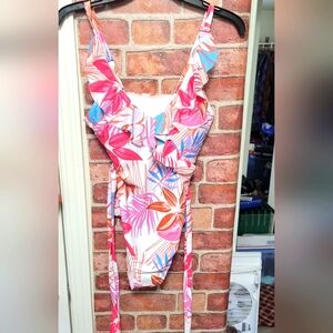 Women's size medium 1 piece ruffle neckline. Tropical vibes.